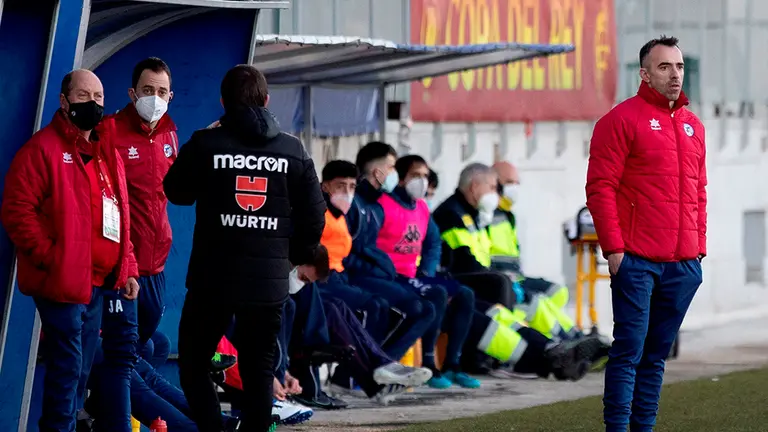 MUTILVA (NAVARRA) 06-01-21.- El entrenador de la Unión Deportiva Mutilvera, Andoni Alonso (d), durante el partido contra el Betis, correspondiente a la segunda eliminatoria de la Copa del Rey, esta tarde en el estadio Mutilnova, en el Polideportivo Valle de Aranguren de Mutilva.- EFE/Villar López
