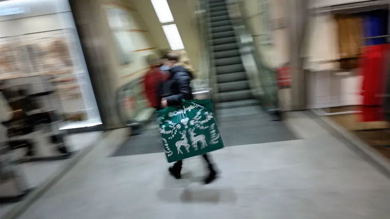 Las rebajas comienzan en El Corte Ingles tras la llegada de los Reyes Magos. MIGUEL OSÉS