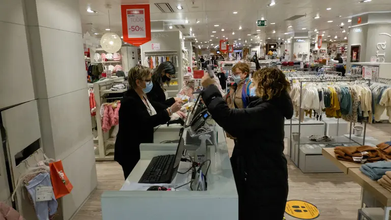 Las rebajas comienzan en El Corte Ingles tras la llegada de los Reyes Magos. MIGUEL OSÉS