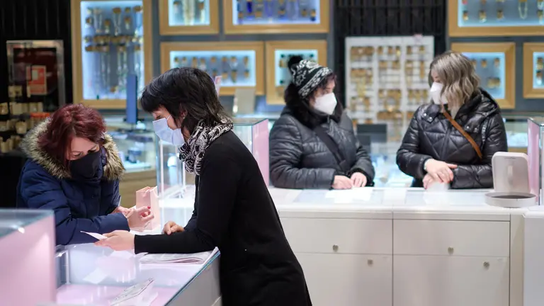 Las rebajas comienzan en El Corte Ingles tras la llegada de los Reyes Magos. MIGUEL OSÉS