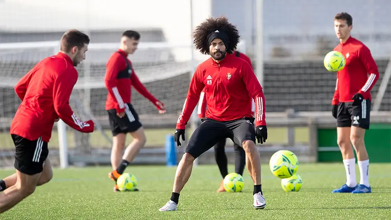 El defensa Aridane en un entrenamiento en Tajonar. CA Osasuna