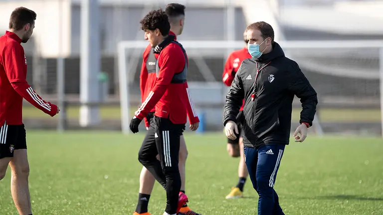 Jagoba Arrasate con sus jugadores en Tajonar. CA Osasuna.