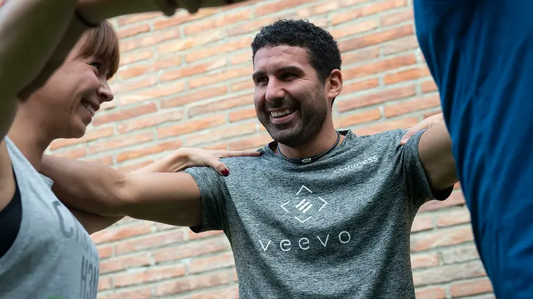 Un entrenador del gimnasio Onfitness, en La Morea, motiva a dos participantes en el 'Reto del cambio'. CEDIDA