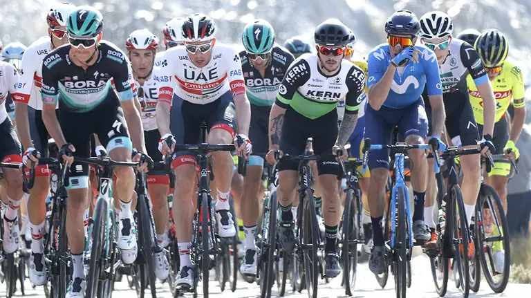 Kiko Galván, del Kern Pharma junto a los mejores del pelotón. PHOTOGOMEZSPORT2020