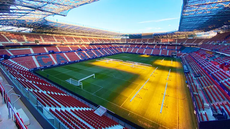 Interior del estadio de El Sadar 
 con lámparas de calor sobre el césped.que está siendo remodelado. CA Osasuna.