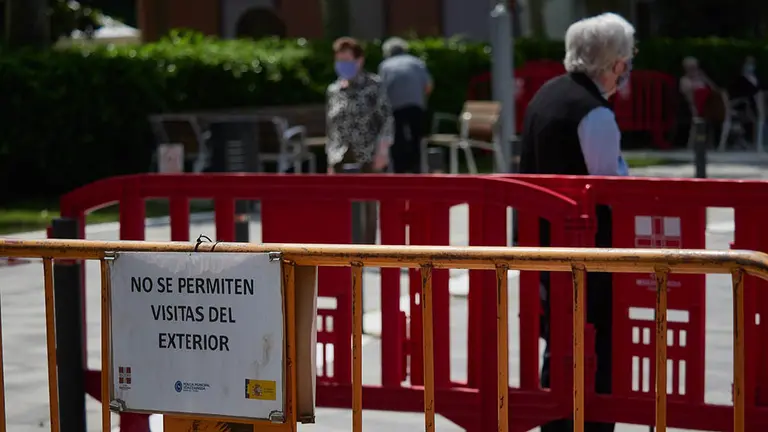 Una residente protegida con mascarilla de la ‘Casa de Misericordia’ en el exterior del centro donde han habilitado una zona de visitas, con una distancia de seguridad determinada y unas medidas higiénicas, con el fin de evitar nuevos contagios de Covid-19. Eduardo Sanz / RP