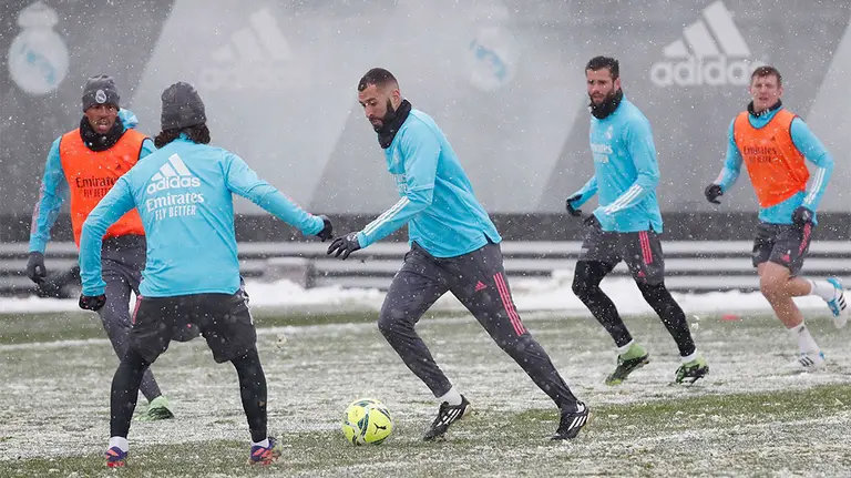 Entrenamiento del equipo blanco sobre la nieve en Valdedebas. Real Madrid.