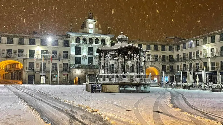 La Plaza de los Fueros de Tudela completamente neveda tras la llegada de la borrasca Filomena. ALEJANDRO TOQUERO