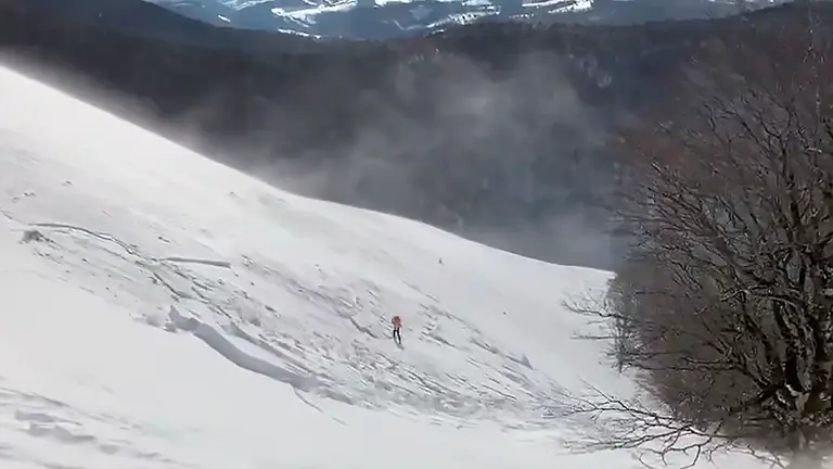 Instante en el que se ha producido una avalancha en el collado de Lapoeder, en Navarra. BOMBEROS DE NAVARRA