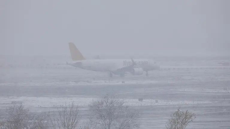 Un avión de la compañía Flypgs en el Aeropuerto de Madrid-Barajas Adolfo Suárez. EUROPA PRESS