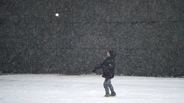 La borrasca Filomena golpea con fuerza la Comunidad Foral y deja gran cantidad de nieve en la capital. MIGUEL OSÉS