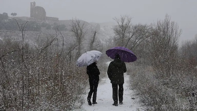 Imágenes de Caparroso nevado este sábado tras la llegada de 'Filomena' a una comunidad Foral en alerta máxima, y con todos los recursos movilizados, por el temporal. AMAYA LUQUI