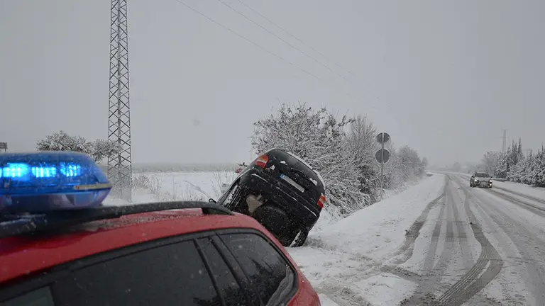 La Policía Foral atiende una salida de vía en Cascante como consecuencia del temporal. POLICÍA FORAL