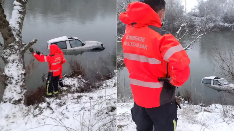 Un coche ha caído al río en Peralta. BOMBEROS DE NAVARRA