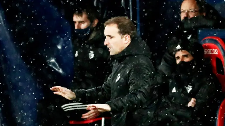 El entrenador de Osasuna Jagoba Arrasate, durante el partido de Liga en Primera División contra el Real Madrid que disputan esta noche en el estadio de El Sadar, en Pamplona. EFE/Jesús Diges