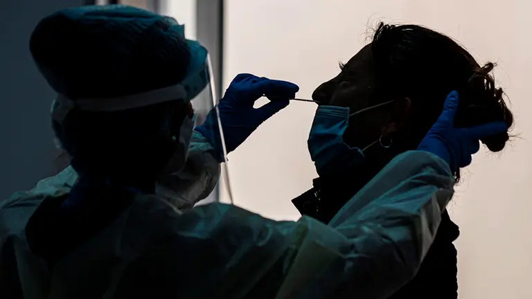 Cribado masivo con test de antígenos. EFE/CATI CLADERA/Archivo
