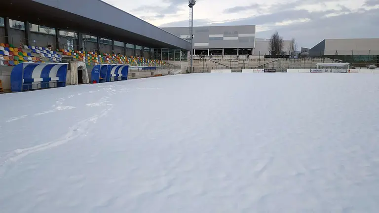 Vista del campo de Mutilva tras la nevada del sábado en Navarra. FOTO: UD MUTILVERA