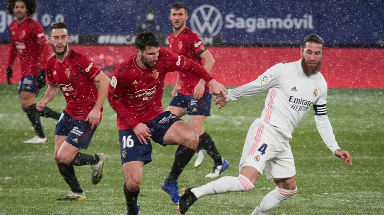 Jonathan Calleri y Sergio Ramos en el partido Osasuna - Real Madrid en Pamplona. Europa Press.