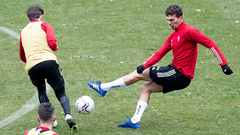 Lucas Torró ha vuelto al entrenamiento con el grupo y está más cerca de reaparecer. CA Osasuna.