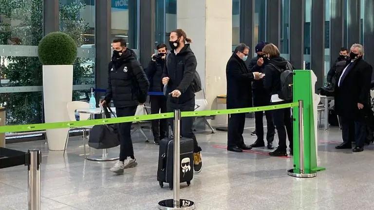 Jugadores del Real Madrid en la sala de embarque del aeropuerto de Noáin - Pamplona. @RTVENavarra.