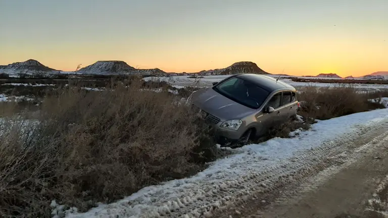 Imagen de un vehículo accidentado en el Parque Natural de las Bardenas Reales por el temporal COMUNIDAD DE BARDENAS REALES