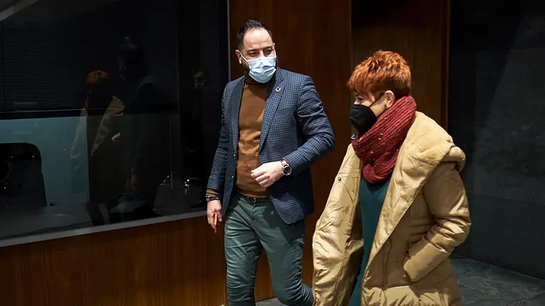 Ramón Alzórriz(i) del PSN junto a Bakartxo Ruiz, de EH Bildu, minutos antes de comenzar la Mesa y Junta de Portavoces. PABLO LASAOSA