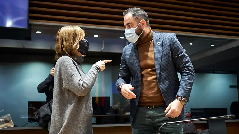 Uxue Barkos(i) de Geroa Bai, habla con Ramón Alzórriz, del PSN. PABLO LASAOSA