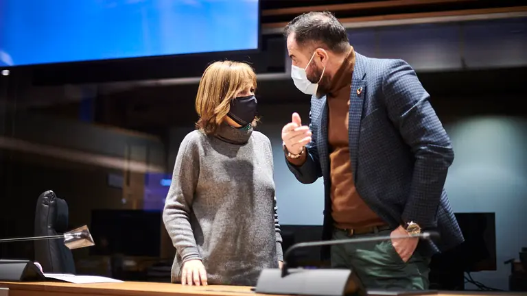 Uxue Barkos(i) de Geroa Bai, habla con Ramón Alzórriz, del PSN. PABLO LASAOSA