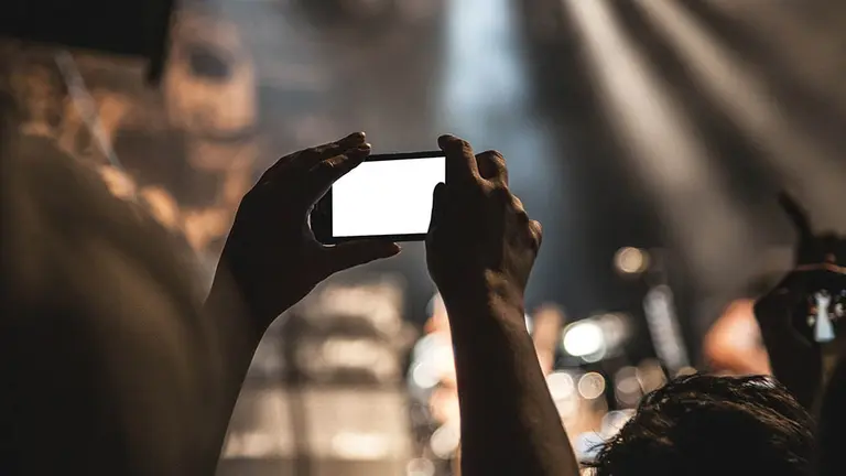 Una persona graba con su móvil un concierto. ARCHIVO