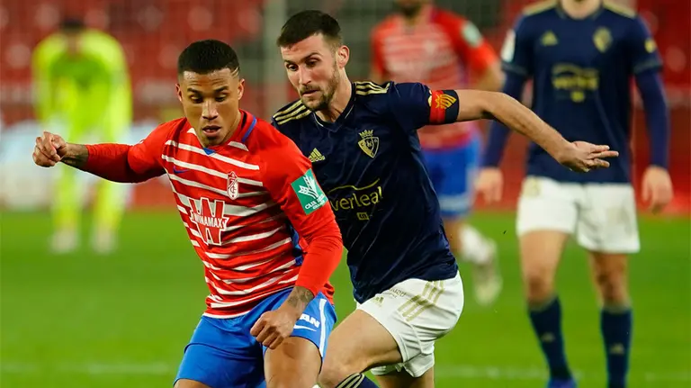 Oier Sanjurjo presionando a un jugador del Granada en Los Cármenes. @GranadaCdeF.