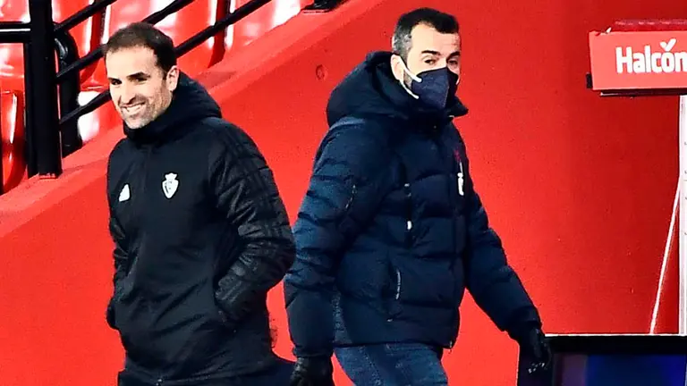 El entrenador del Granada, Diego Martínez (d) y el de Osasuna Jagoba Arrasate, durante partido de LaLiga, este martes en el estadio Nuevo Los Cármenes de Granada. EFE/ Miguel Angel Molina