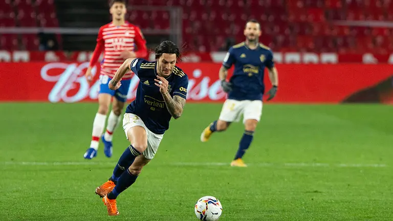 Juan Cruz durante el partido de LaLiga entre Granada y Osasuna este martes en el estadio Nuevo Los Cármenes de Granada. AFP7  / Europa Press