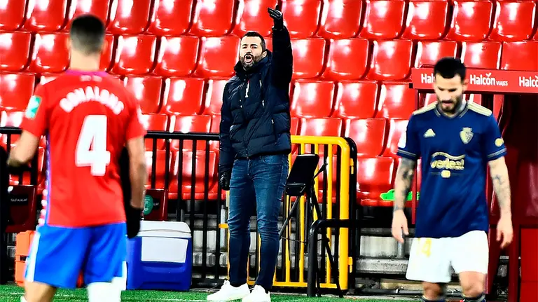 El entrenador del Granada, Diego Martínez (c), durante el partido ante Osasuna, de LaLiga este martes en el estadio Nuevo Los Cármenes de Granada. EFE/ Miguel Angel Molina