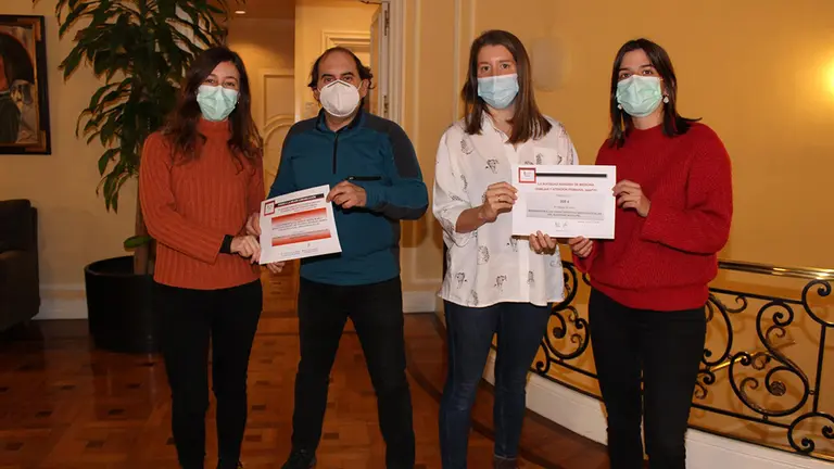Javier Bartolomé, vocal de investigación de namFYC, y Maitane Tainta, presidenta de namFYC (centro), entregan el premio a Blanca Satrústegui (izquierda) y Claudia Viniegra (derecha). COLEGIO DE