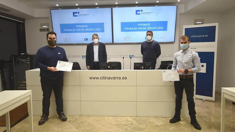 De izquierda a derecha: David Gonzalez y Javier Armañanzas. En segunda línea el decano de CITI Navarra, Luis Maestu, y el profesor de la UPNA y director de la Cátedra, Antonio Rodríguez García. CITI NAVARRA