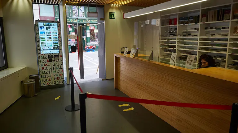 Detalle de medidas de seguridad sanitaria en el interior de la Oficina de Turismo de Pamplona. EUROPA PRESS