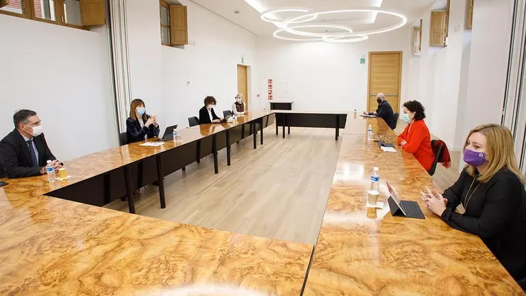 Reunión entre la consejera de Derechos Sociales el Ejecutivo foral, Carmen Maeztu, y la vicelehendakari y consejera de Trabajo y Empleo del Gobierno Vasco, Idoia Mendia. GOBIERNO DE NAVARRA