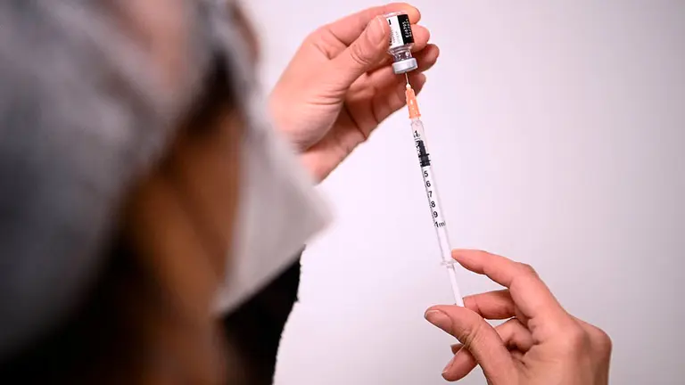 El juzgado de instrucción número dos de Santiago de Compostela adoptó el pasado sábado una decisión pionera en España al ordenar vacunar contra la covid-19 a una mujer incapacitada, que se encuentra interna en una residencia de la capital gallega, pese a la negativa de su familia. EFE/EPA/CHRISTOPHE ARCHAMBAULT /Archivo
