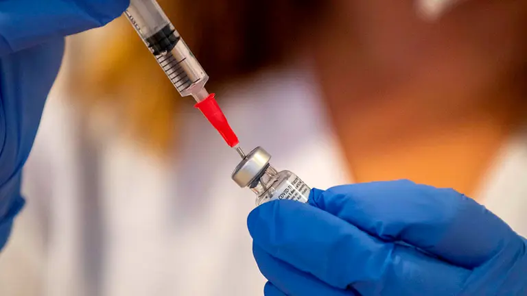 Preparación de las vacunas contra la covid-19. EFE/ Cati Cladera/POOL