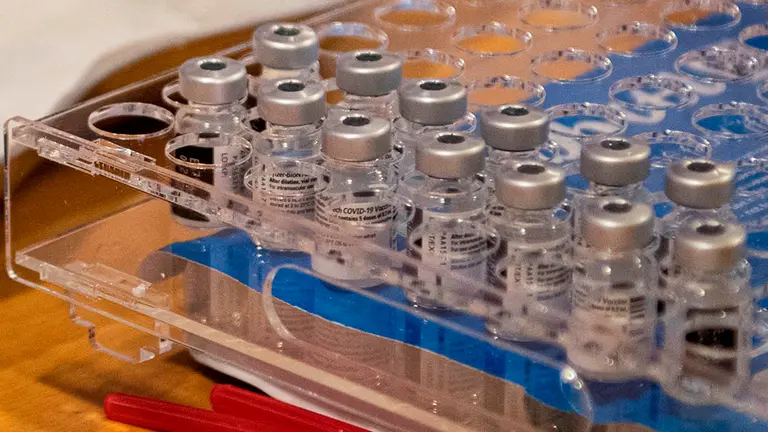 Preparación de las vacunas contra la covid-19.  EFE/ Cati Cladera/POOL