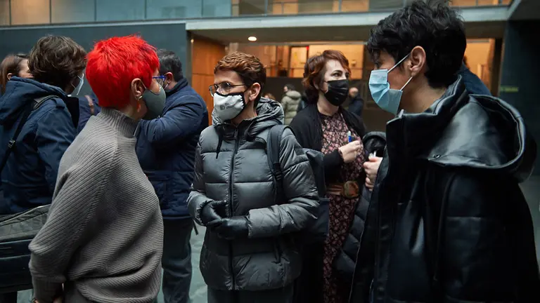 La Presidenta de Navarra, María Chivite (c) habla con las consejeras de Hacienda, Elma Saiz (d) y la de Salud, Santos Indurain (i) en el atrio del parlamento de Navarra. MIGUEL OSÉS