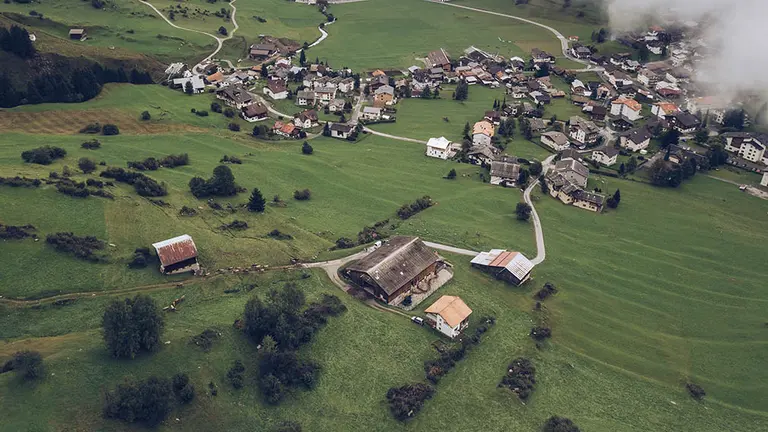 Vista aérea de un pueblo de montaña. ARCHIVO