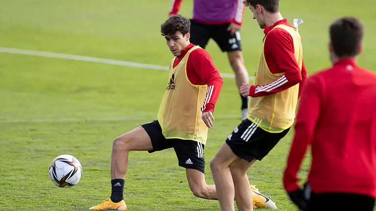 Manu Sánchez, el nuevo fichaje rojillo, durante un entrenamiento en Tajonar. OSASUNA