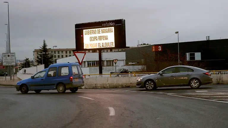 Refena ha colocado un gran cartel en el que se denuncia que el Gobierno de Navarra no paga por el uso de las instalaciones.