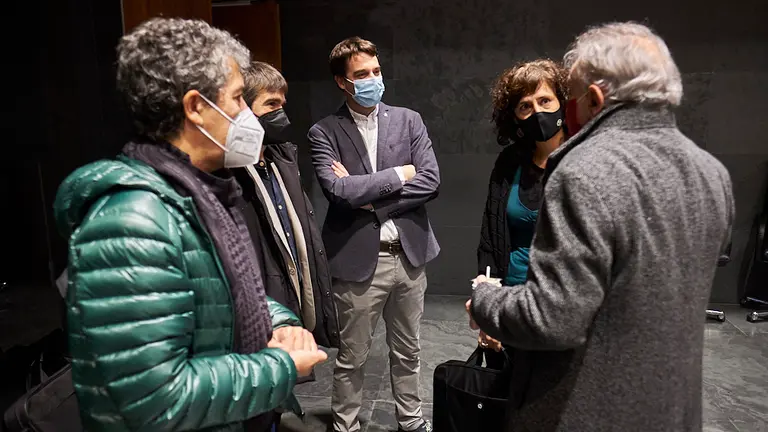 Representantes de EH Bildu, Geroa Bai y Navarra Suma junto a Carlos Amatriain, director de Juventud que ha comparecido en el Parlamento. PABLO LASAOSA