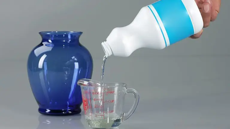 Una persona vierte lejía en un vaso. ARCHIVO