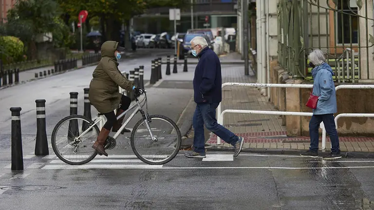 Transeúntes caminan por una calle de Pamplona. EDUARDO SANZ/EP