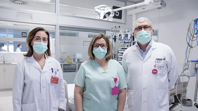 Maite Sarobe, jefa de Farmacia del CHN, Amaia Egüés y Juan Pedro Tirapu, jefe de la UCI - GOBIERNO DE NAVARRA