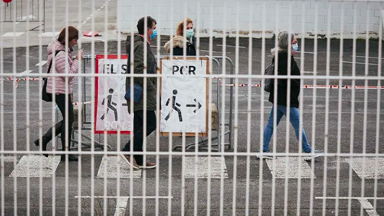 Varias personas acuden a realizarse test de antígenos o PCR de detección del COVID-19 al Recinto ferial de Navarra (REFENA).
Eduardo Sanz / Europa Press