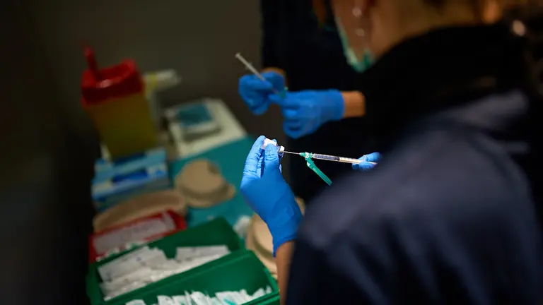 Vacunación de los primeros sanitarios en las instalaciones montadas en Refena. MIGUEL OSÉS